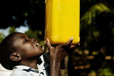 Sult og hungersnød - barn drikker vand