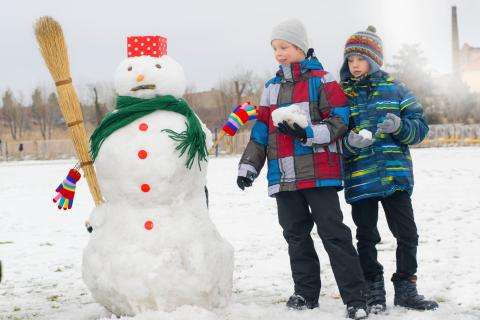vinterbillede førstehjælp to drenge i sneen