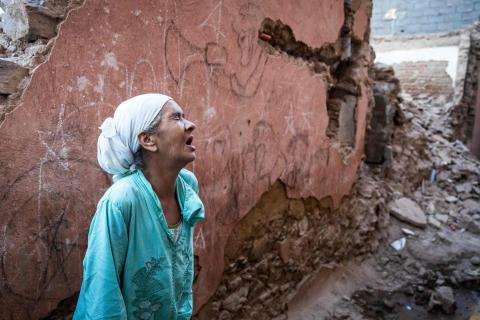 Kvinde i ruiner efter jordskælv i Marrakech