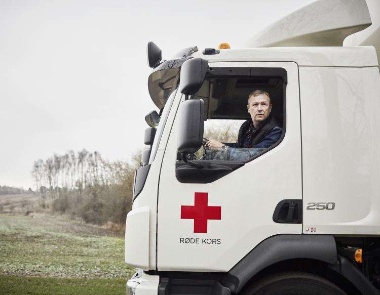 Mand i en Røde Kors lastbil